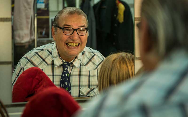 Thomas Götz hält eine rote Narren-Mütze in der Hand