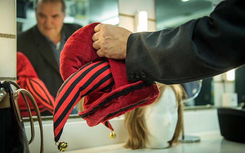 Thomas Götz hält eine rote Narren-Mütze in der Hand